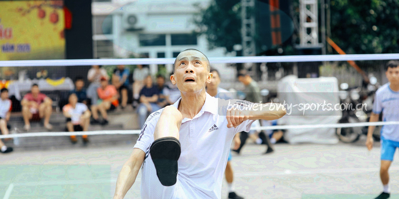 深墨蓝底色上叠着细网格线与半透明遮罩色块，青绿与冷灰蓝之间呈现微弱渐变，画面无文字与人物